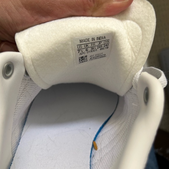 Like new Adidas white sneakers Size  7.5 Women’s - Picture 3 of 5